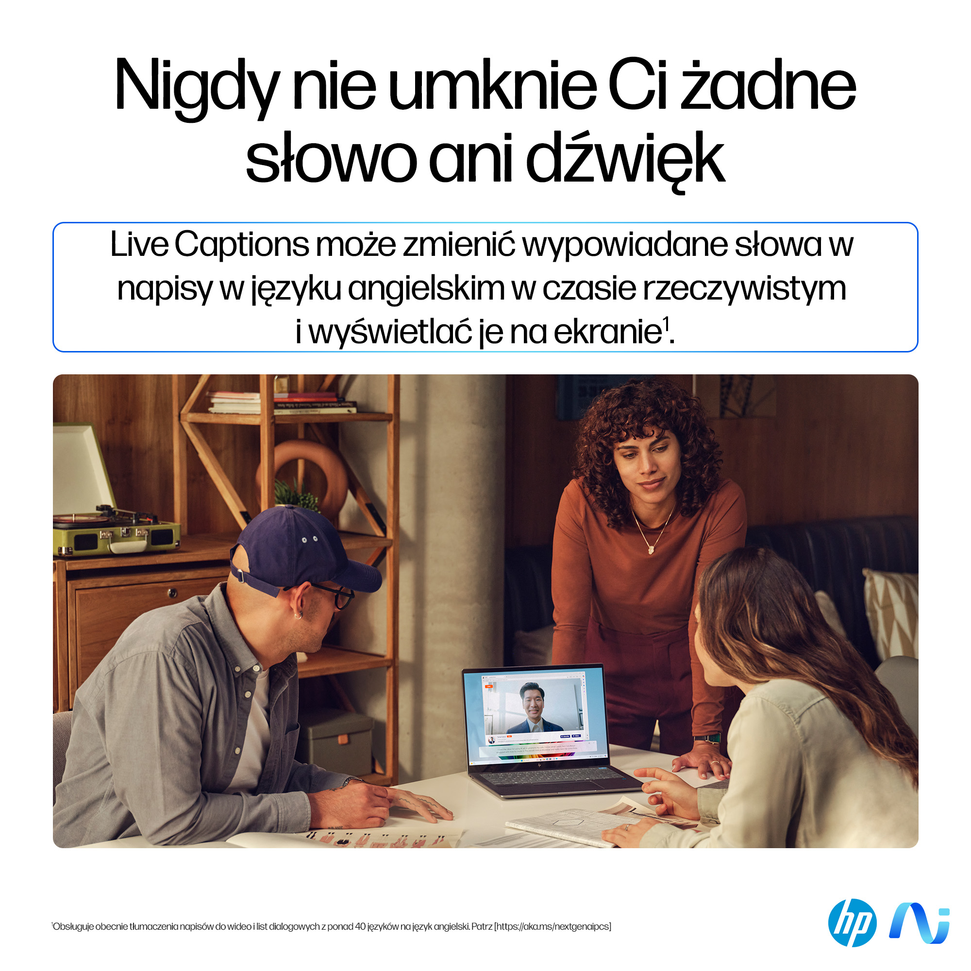 Trzy osoby wokół laptopa z napisami na ekranie. Scena rozgrywa się w biurze, z tekstem na górze.