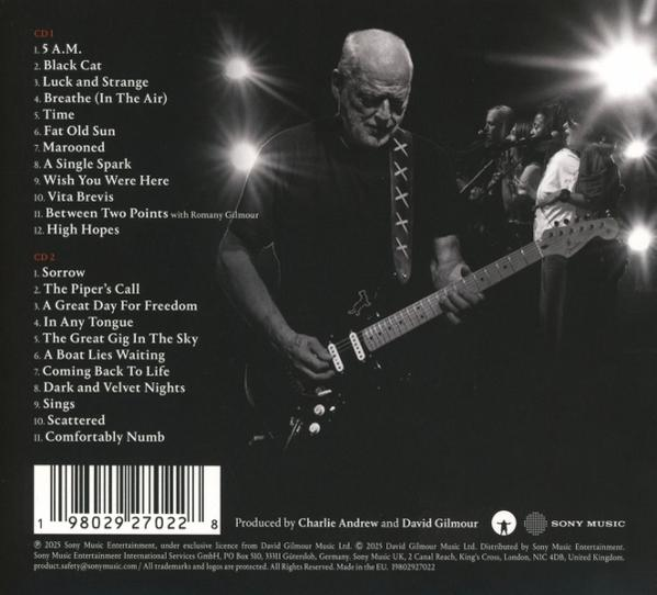 David Gilmour spielt Gitarre auf der Bühne, mit Bandmitgliedern im Hintergrund. CD-Trackliste und Sony Music-Logo sind sichtbar.