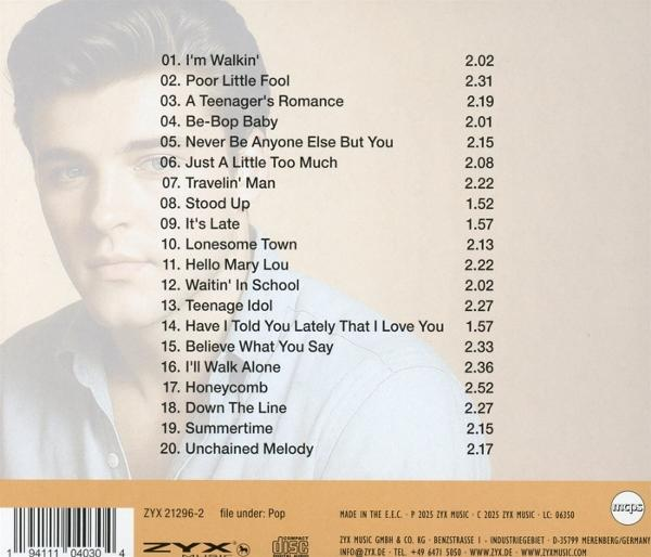 Albumcover mit einem Mann und einer Titelliste. Der Hintergrund ist ein Creme-Weiß-Verlauf. Der Text ist schwarz.