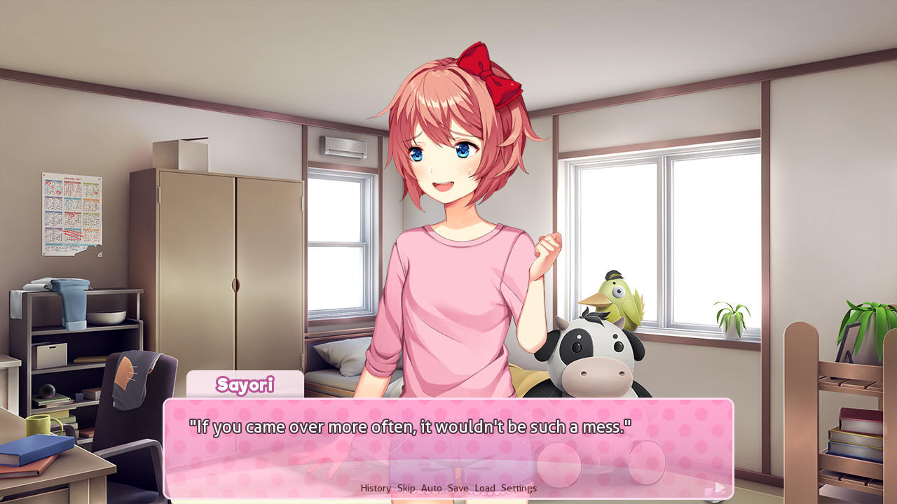 Anime-Mädchen Sayori in einem rosa Hemd mit roter Schleife. Zimmer hat einen Schrank, einen Schreibtisch, ein Fenster und Stofftiere.