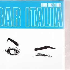 Das Bild zeigt eine Grafik eines zwinkernden Auges mit langen Wimpern. Darüber steht der Text 'BAR ITALIA'.