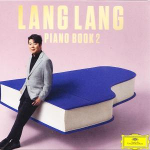 Lang Lang sitzt auf einem klavierförmigen Buch. Auf dem Cover steht 'Lang Lang Piano Book 2' auf rosa Grund.