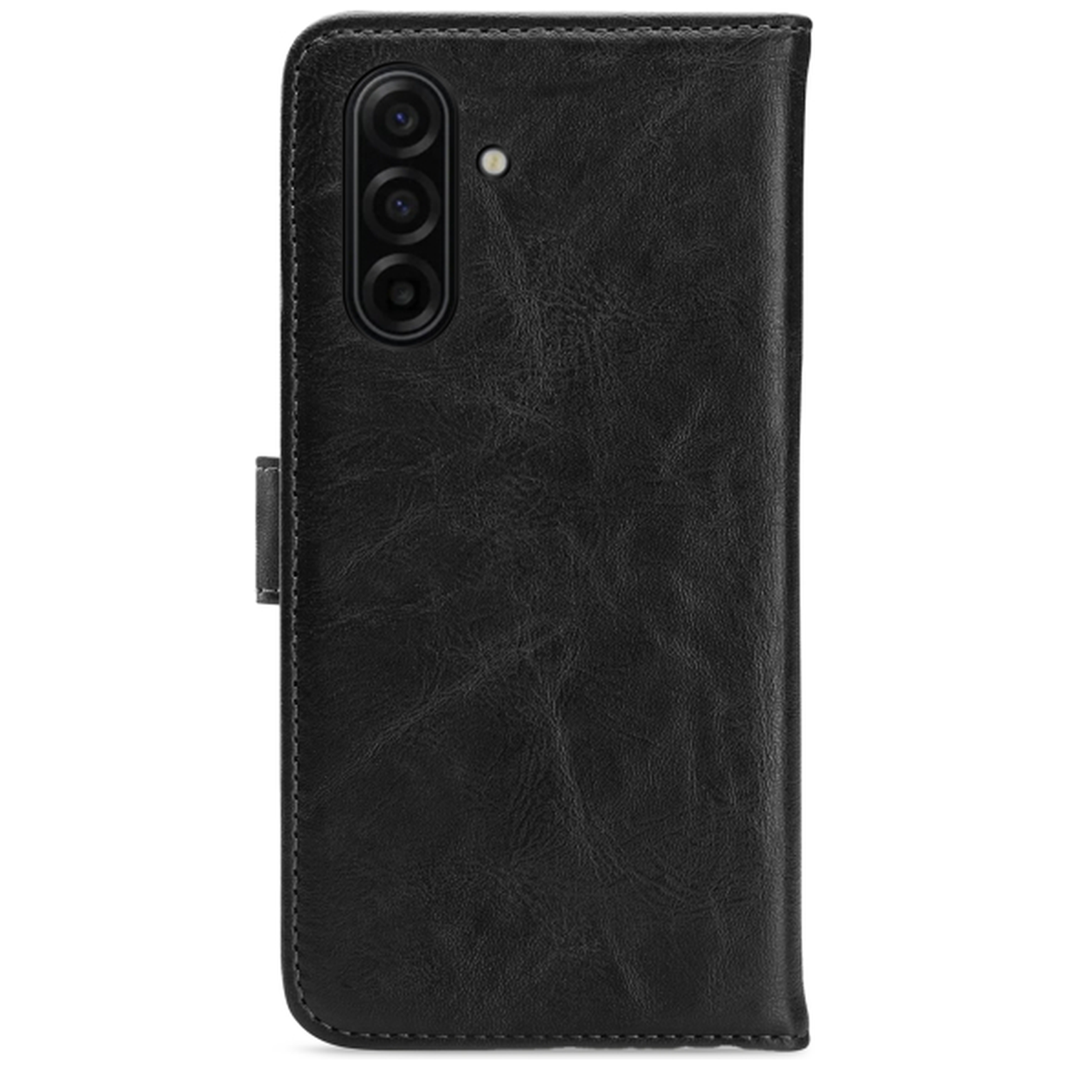 Een zwarte leren telefoonhoes, gesloten, met een uitsparing voor de camera. De hoes is getextureerd en heeft een magnetische sluiting. De achtergrond is wit.