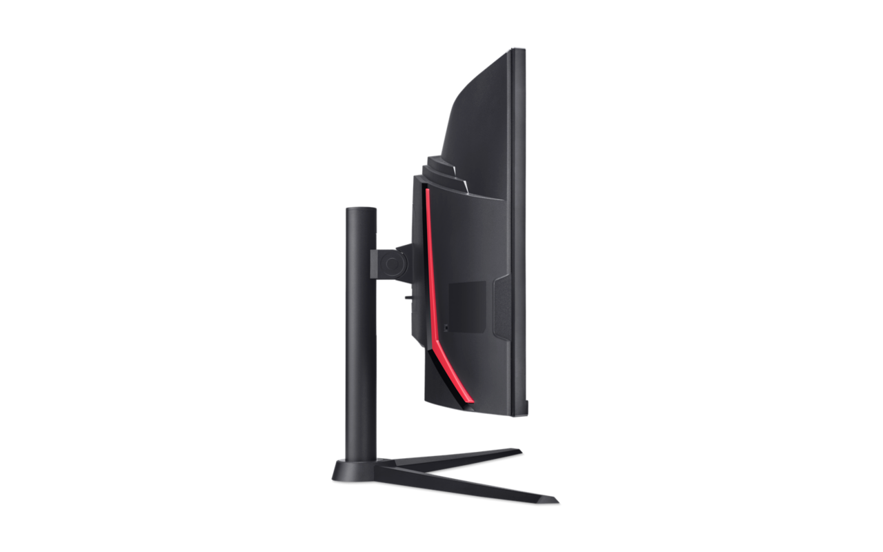 Egy ívelt fekete gamer monitor oldalsó nézete piros akcentussal. A monitor egy fekete állványon van.