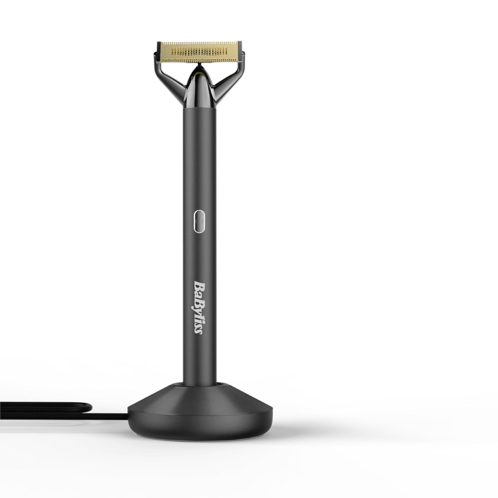 Fekete BaByliss elektromos borotva állványon. Az borotva feje arany. A háttér fekete.