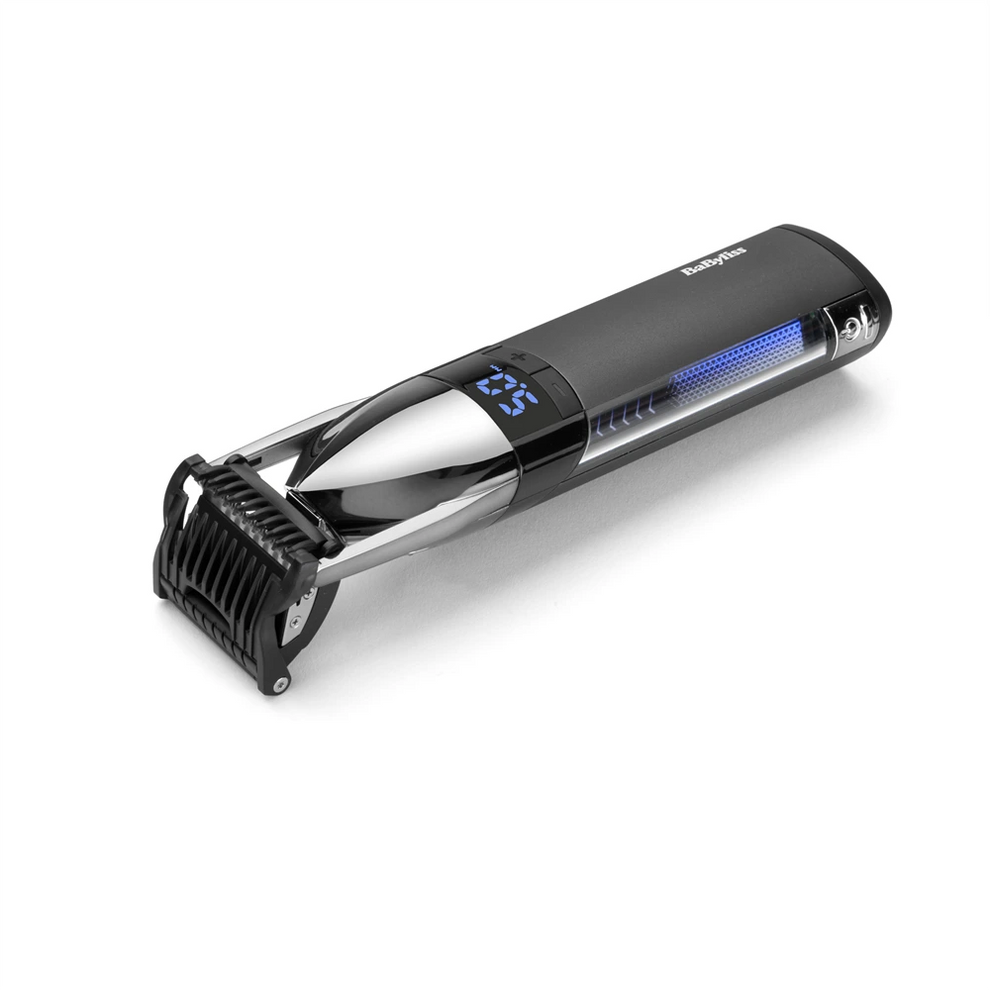 Fekete-ezüst BaByliss szakállvágó, digitális kijelzővel '50'. A pengék láthatók, a készülék fehér felületen van.