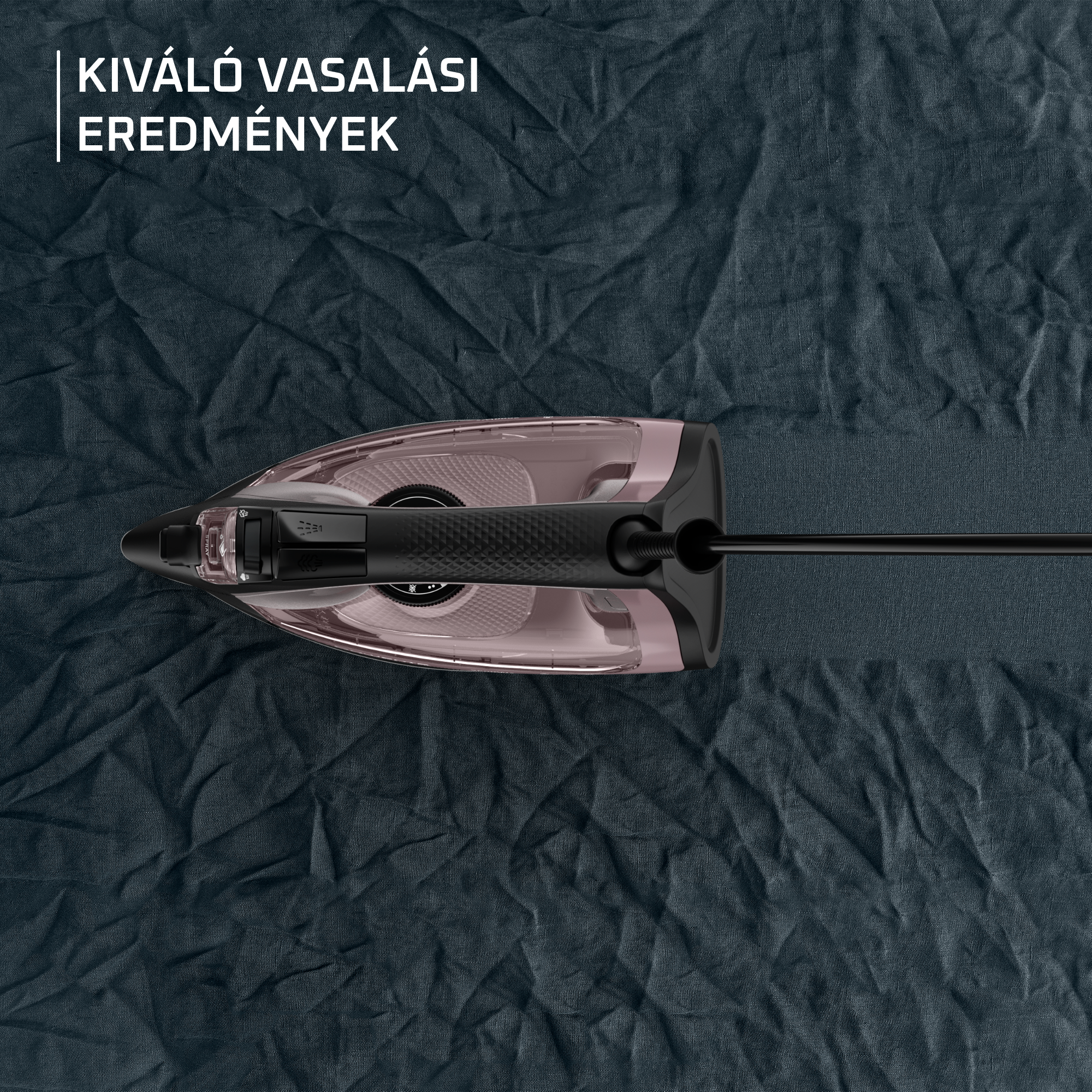 Egy fekete fogantyúval és kábellel ellátott vasaló texturált, sötétkék anyagon. Felirat: Kiváló vasalási eredmények.