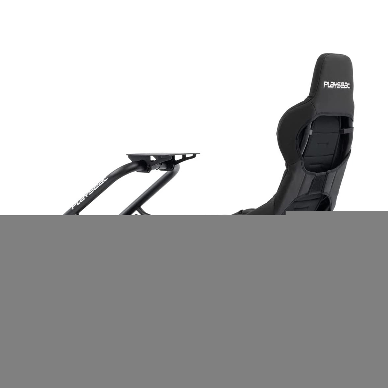 Una sedia da gioco Playseat nera con poggiatesta e supporto. Il sedile è su sfondo bianco.