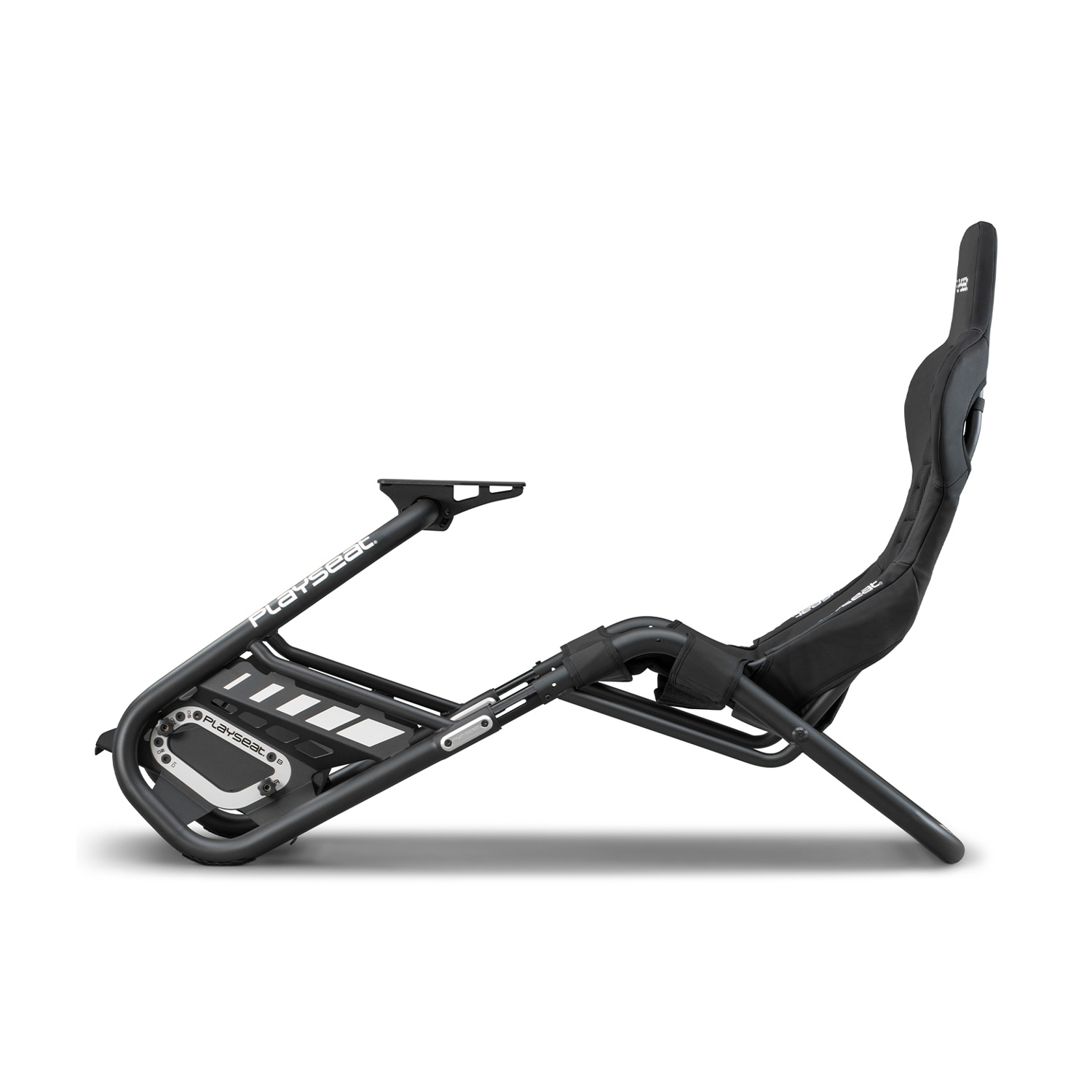 Un sedile nero per simulatore di corse su sfondo bianco. Il sedile ha una struttura in metallo e un sedile nero. Il logo Playseat è visibile.