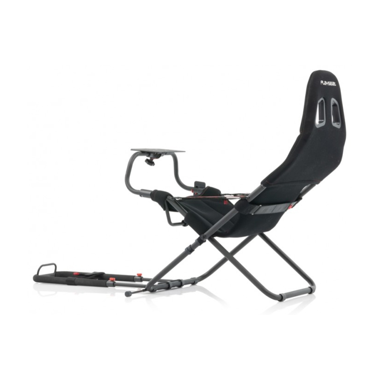 Sedia da gioco Playseat nera su sfondo bianco. Presenta seduta, schienale e poggiapiedi. La sedia ha un vassoio per accessori.