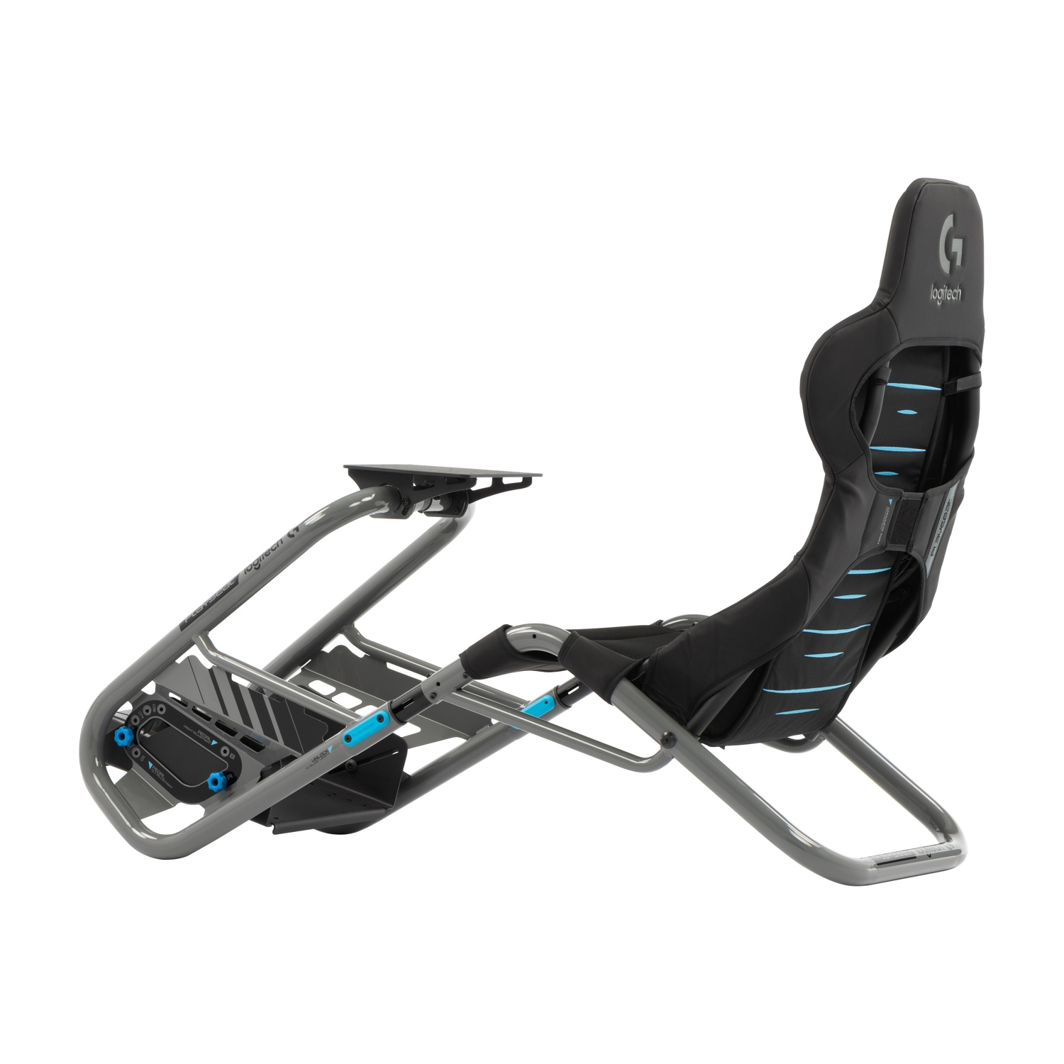 Sedia da gaming su sfondo bianco. Nera con dettagli blu e telaio in metallo. Il logo Logitech è visibile.