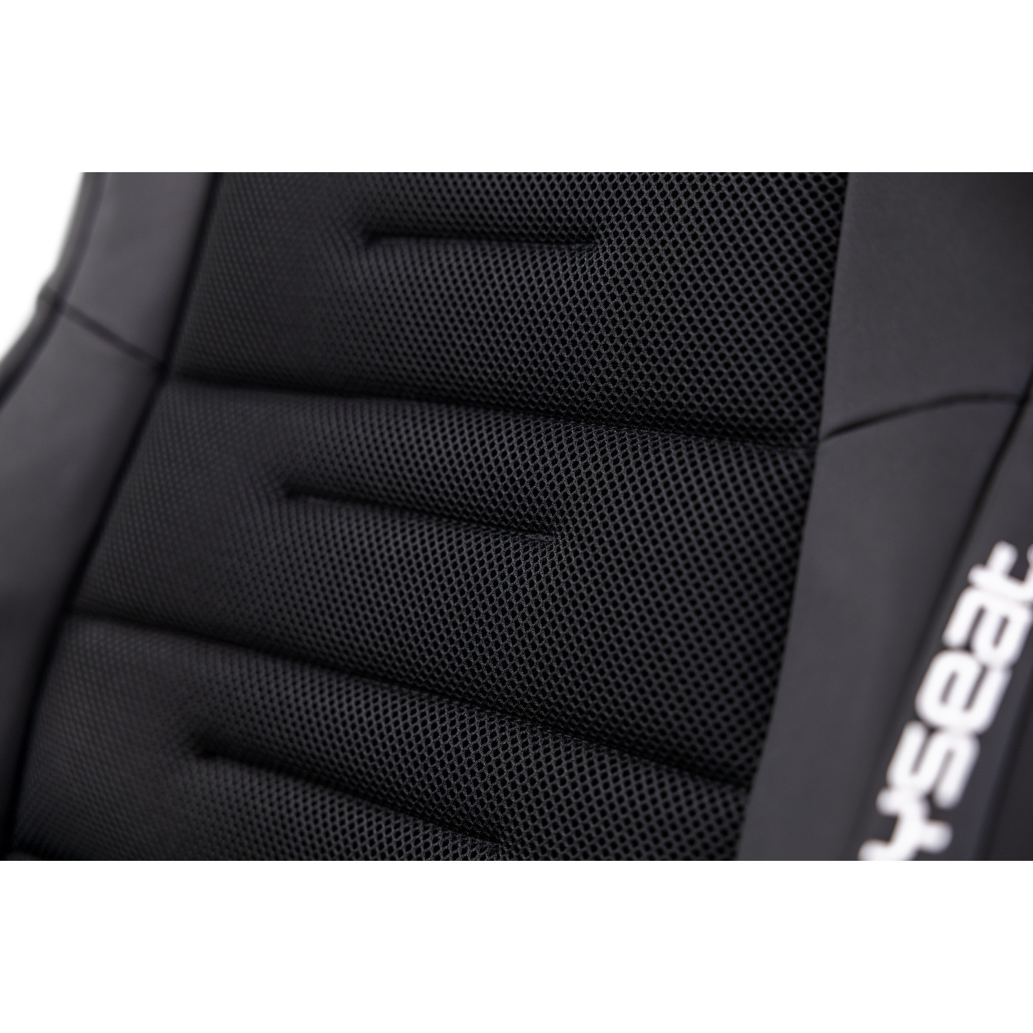 Primo piano dello schienale di una sedia da gaming in rete nera. Presenta un centro in rete strutturata con linee trapuntate e un bordo in pelle liscia.