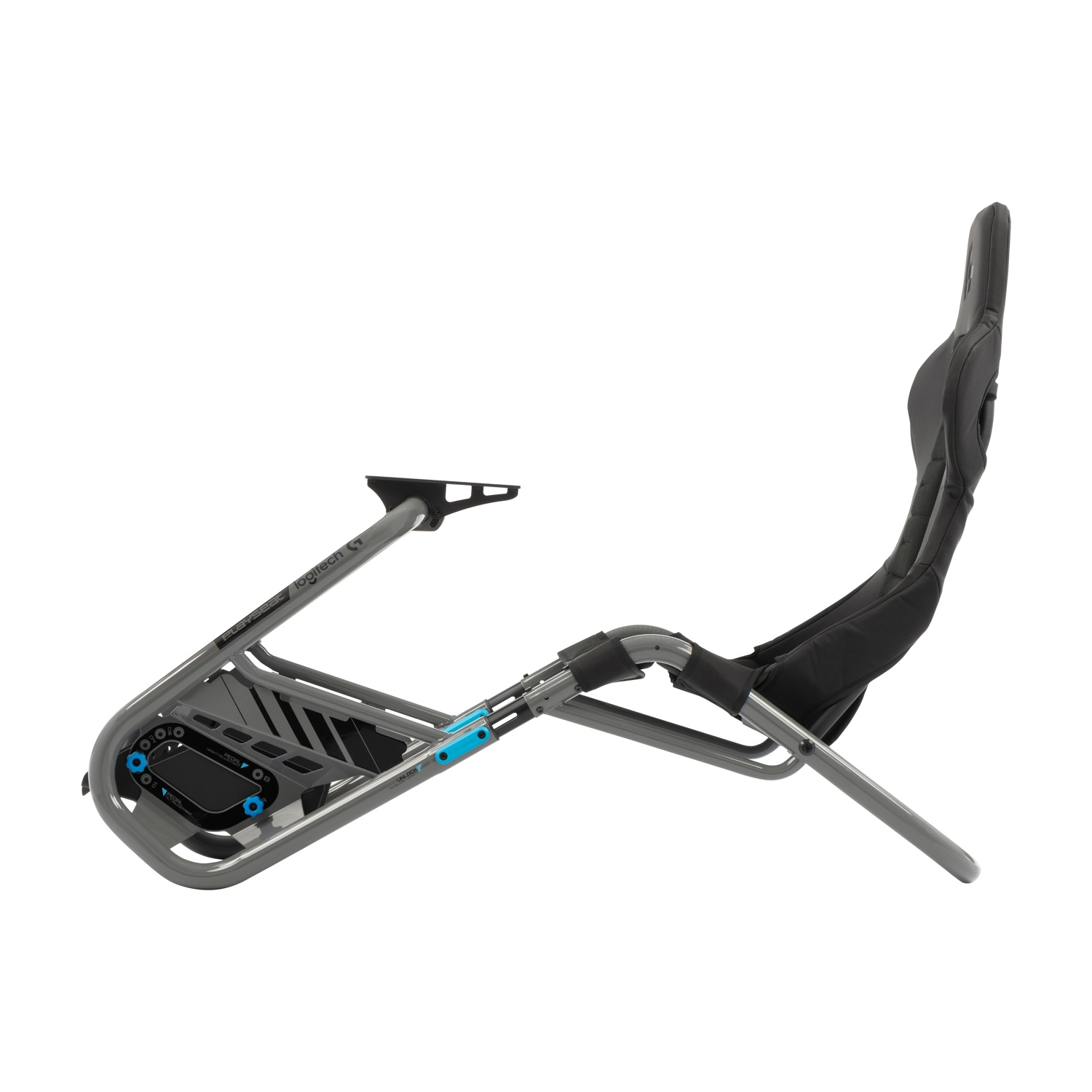Sedia da gaming su sfondo bianco. È grigia con seduta e schienale neri. Sono visibili dettagli blu. La sedia è angolata.