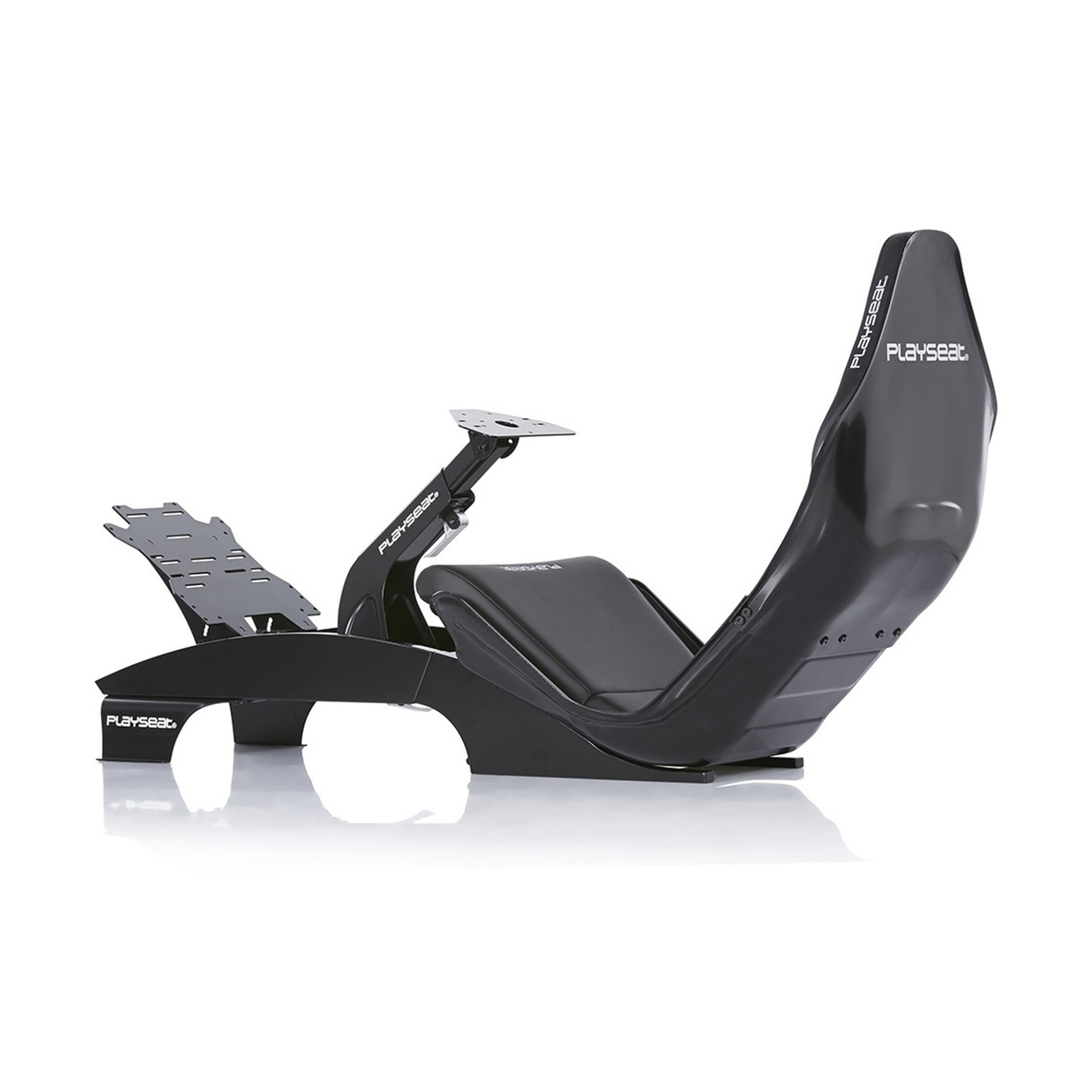 Un simulatore di corse Playseat nero con sedile, supporto per volante e piattaforma pedali su sfondo bianco.