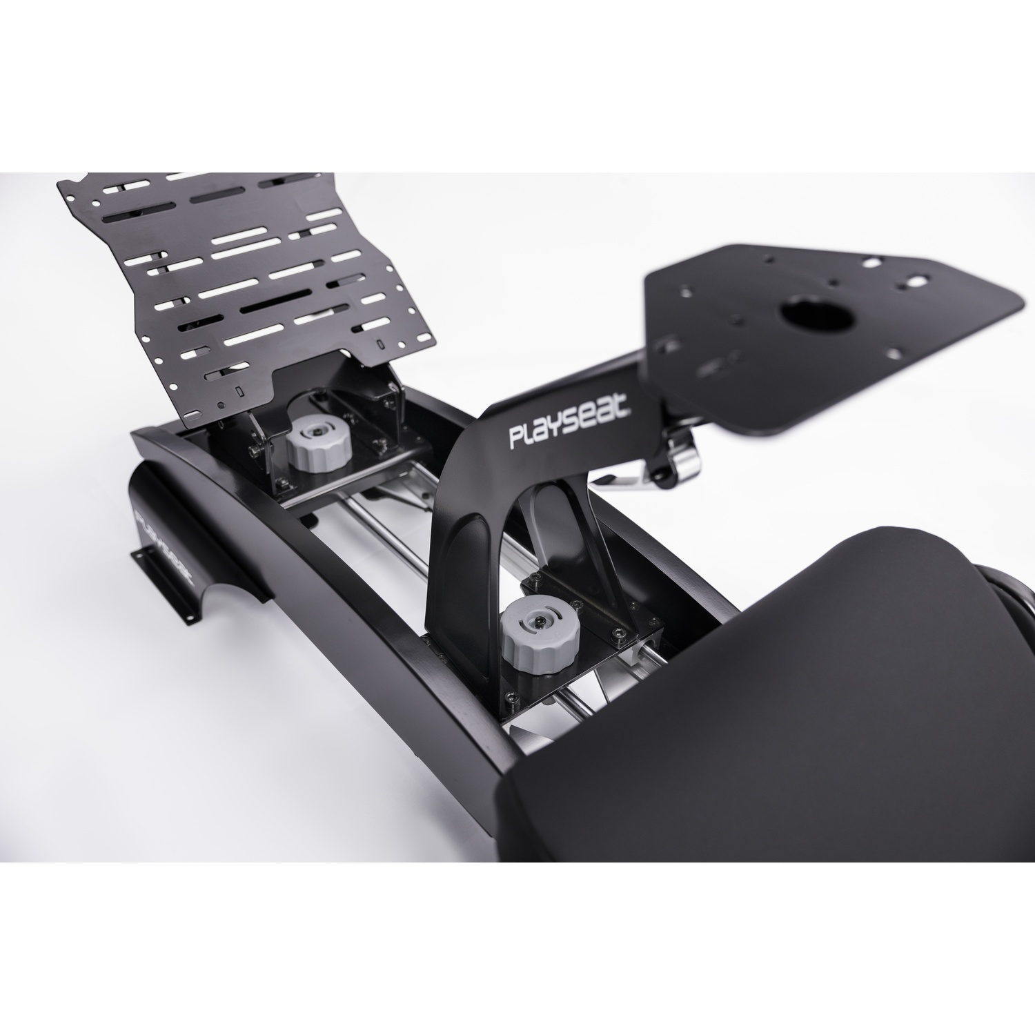Simulatore di corse Playseat nero con sedile regolabile e piattaforma pedali. Sfondo bianco, vista chiara della struttura del sedile.