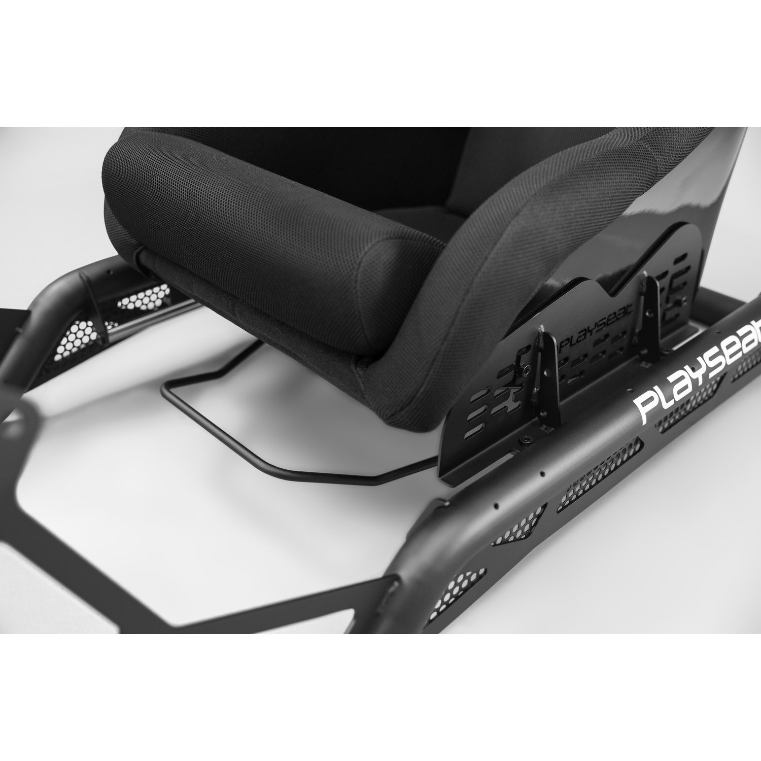 Un sedile da corsa nero su una superficie bianca. Il sedile ha un telaio nero e un tessuto nero. Il logo Playseat è visibile.