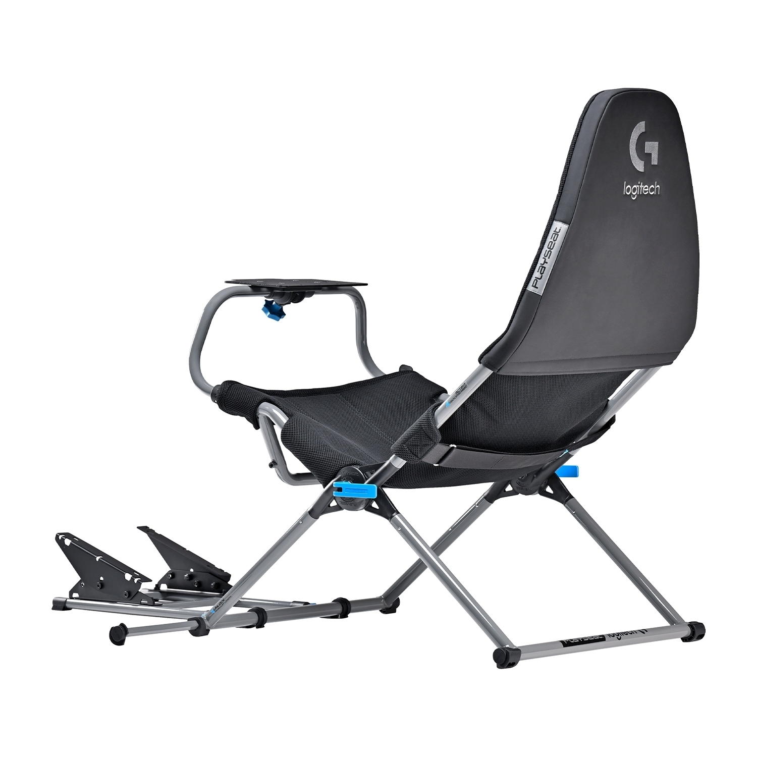 Sedia da gaming su sfondo bianco. Con sedile nero, logo Logitech, funzioni regolabili e piattaforma pedali.