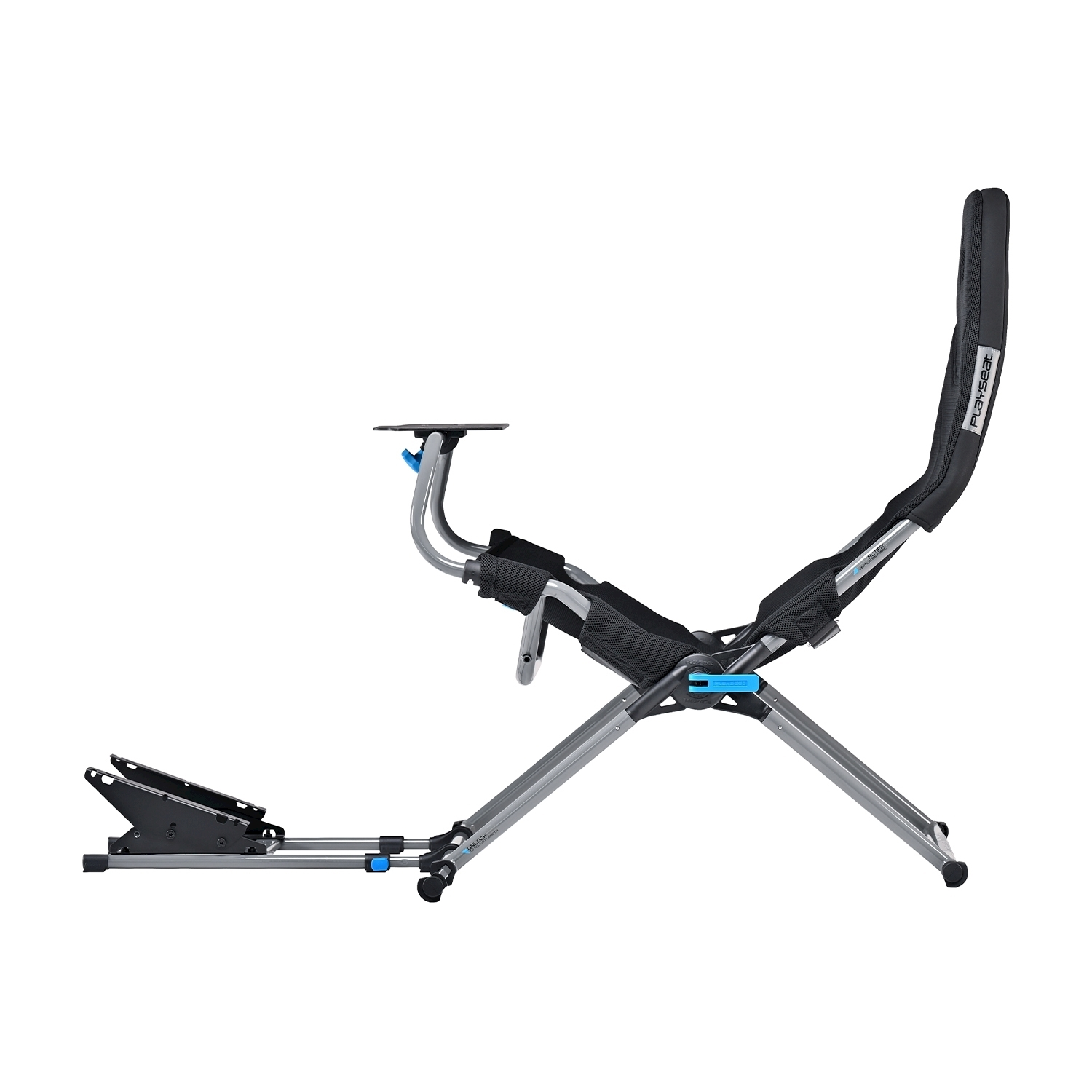 Sedia da gaming con pedali e supporto per volante. Ha sedile e schienale neri e un telaio metallico.