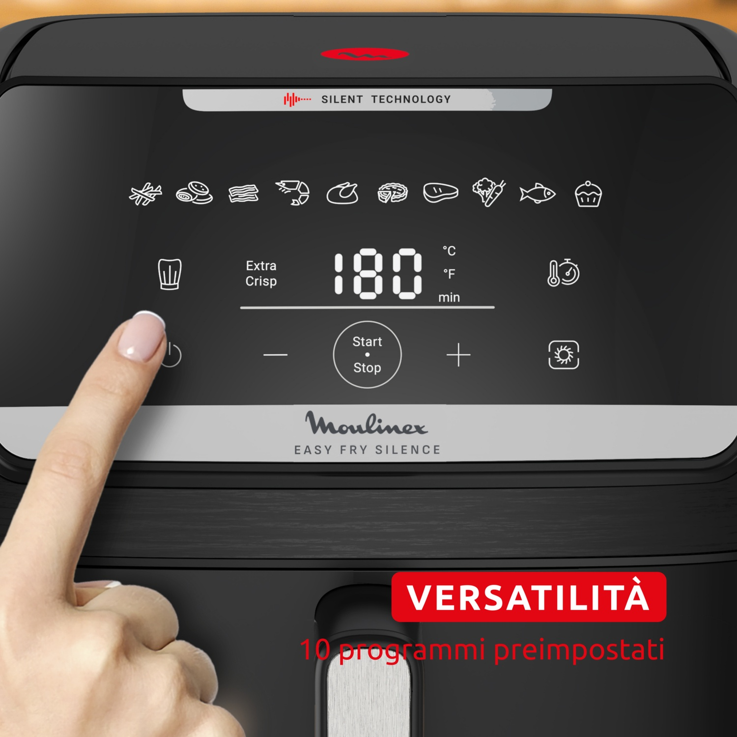 Una mano preme un pulsante su una friggitrice ad aria nera. Il display mostra la temperatura e icone di cibo. Testo: VERSATILITÀ, 10 programmi preimpostati.