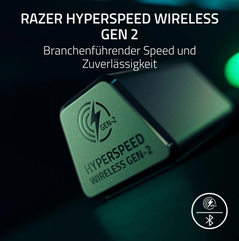 Nahaufnahme eines Razer Hyperspeed Wireless Gen 2 Empfängers. Dunkelgrün mit weißem Text. Der Hintergrund ist verschwommen grün und schwarz.