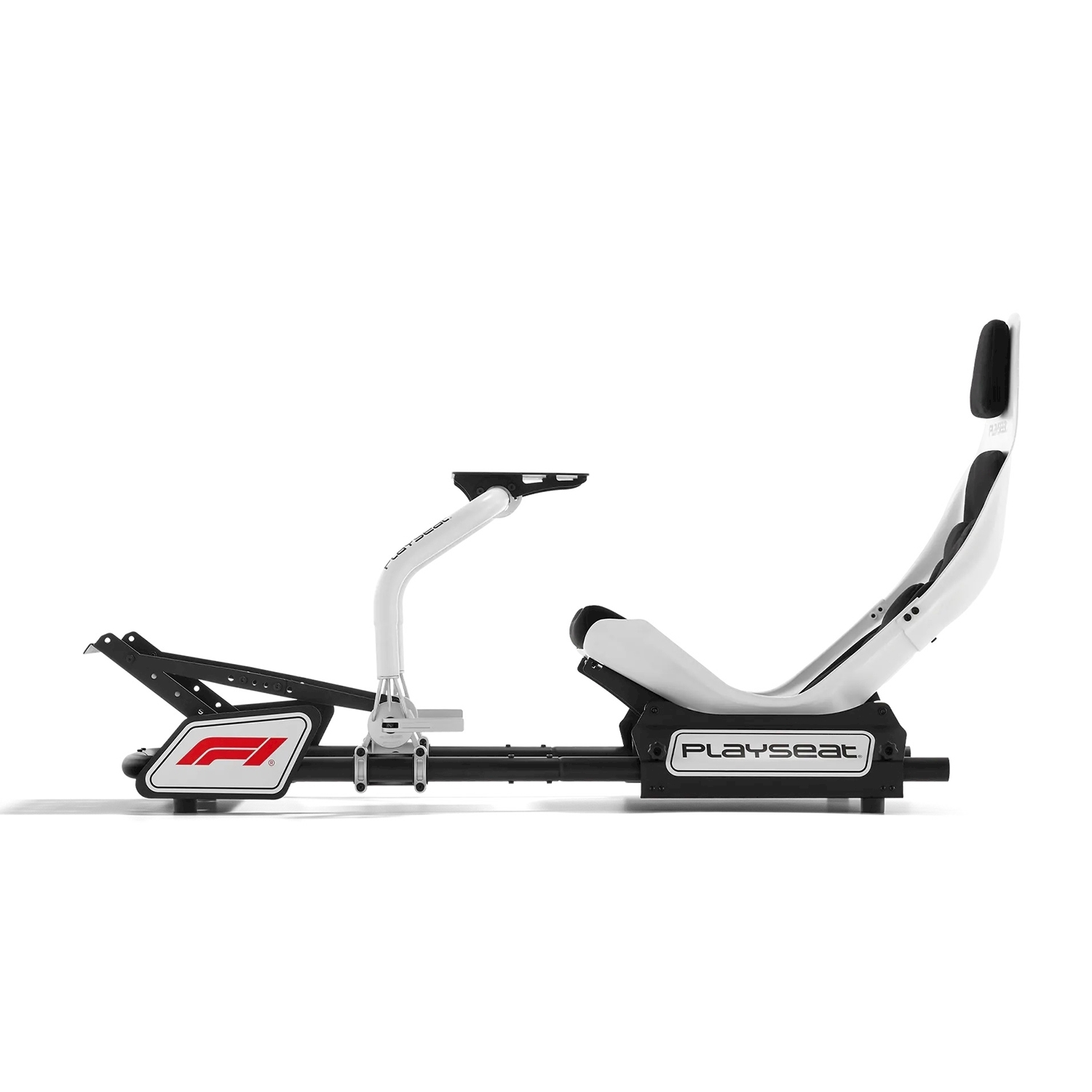 Un sedile per simulatore di guida. Ha un sedile bianco e un telaio nero. Il logo F1 è sulla parte anteriore. "Playseat" è scritto sul lato.
