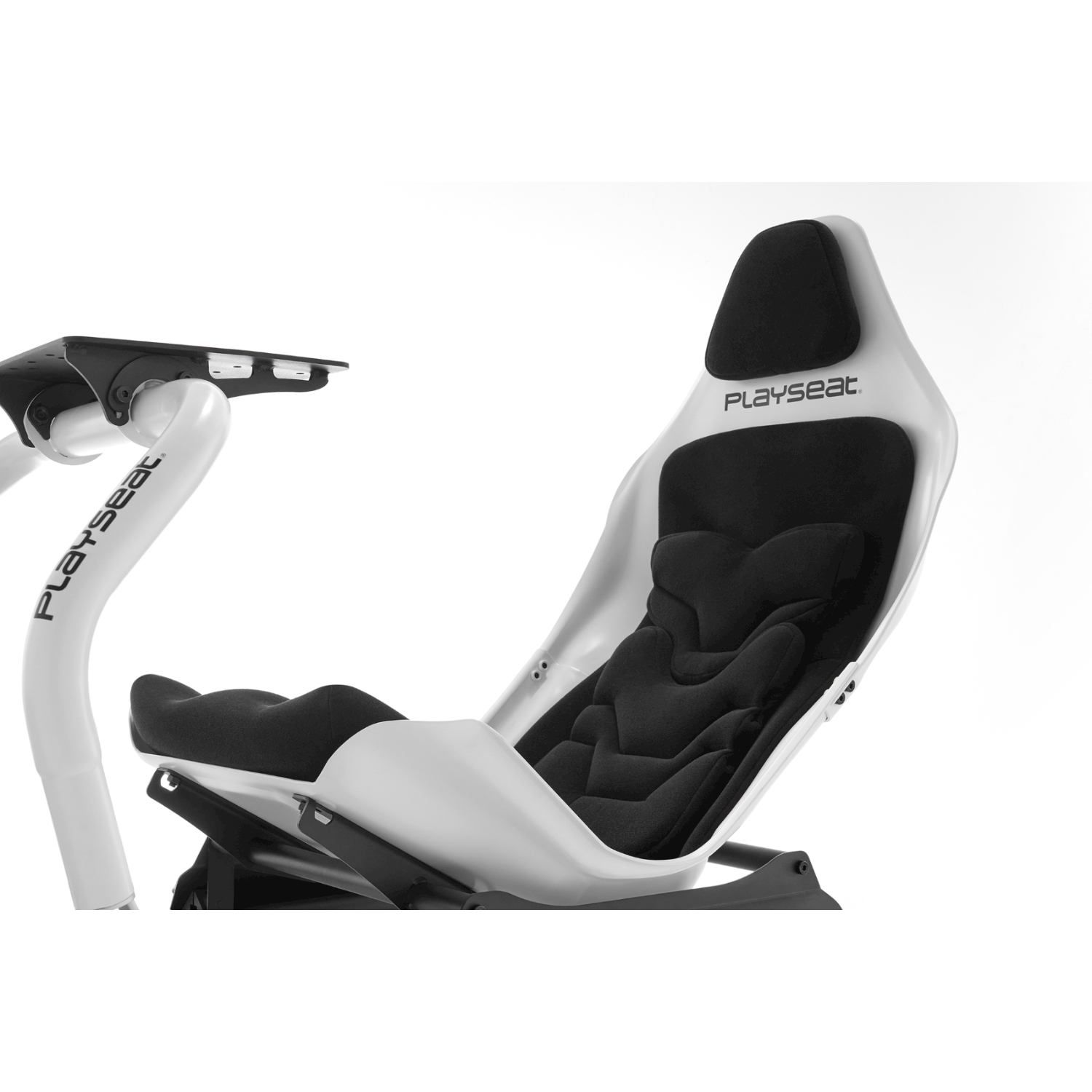Viene mostrata una sedia da gaming Playseat bianca e nera. Ha una seduta curva, un cuscino nero e il logo Playseat.