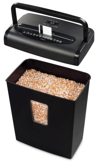 Czarna niszczarka do papieru z uchwytem, ​​nad czarnym pojemnikiem wypełnionym pociętym papierem. Pojemnik ma okienko.