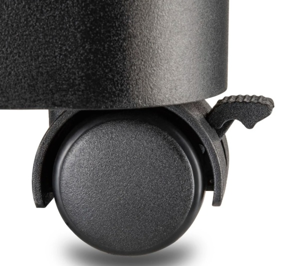 Zbliżenie czarnego kółka z dźwignią blokującą. Kółko jest na białej powierzchni. Kółko i jego obudowa są teksturowane.