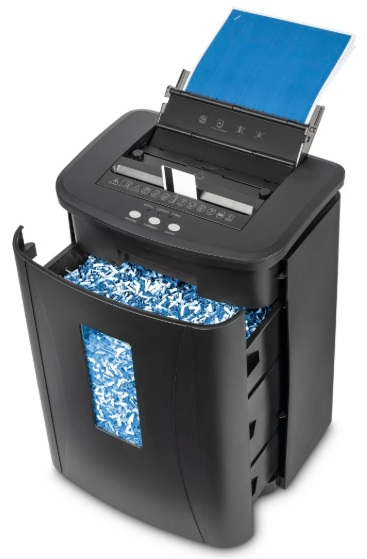 Czarna niszczarka do papieru z niebieskim papierem w szczelinie wejściowej i pociętym papierem w pojemniku. Przyciski na górze.