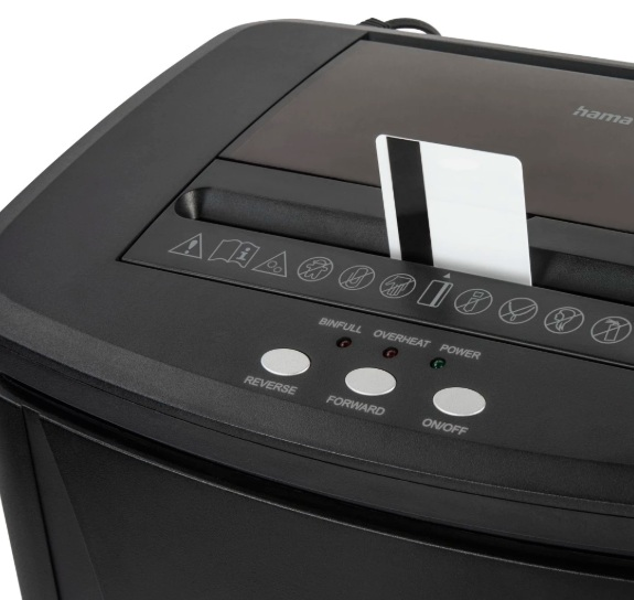 Czarna niszczarka do papieru z włożoną białą kartą. Przyciski do tyłu, do przodu i włączania/wyłączania. Widoczne są również kontrolki.