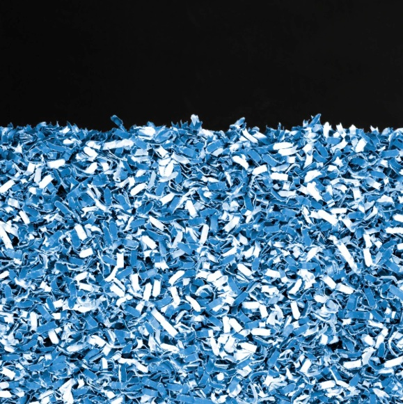 Niebieska pocięta papier wypełnia dolną część obrazu. Górna część jest czarna.