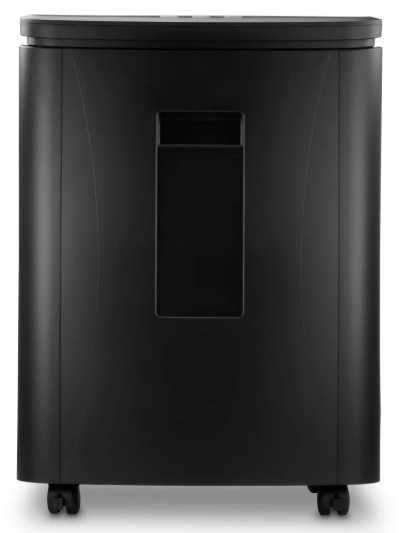 Czarna niszczarka do papieru na białym tle. Ma prostokątny otwór, zaokrąglone boki i kółka na dole.