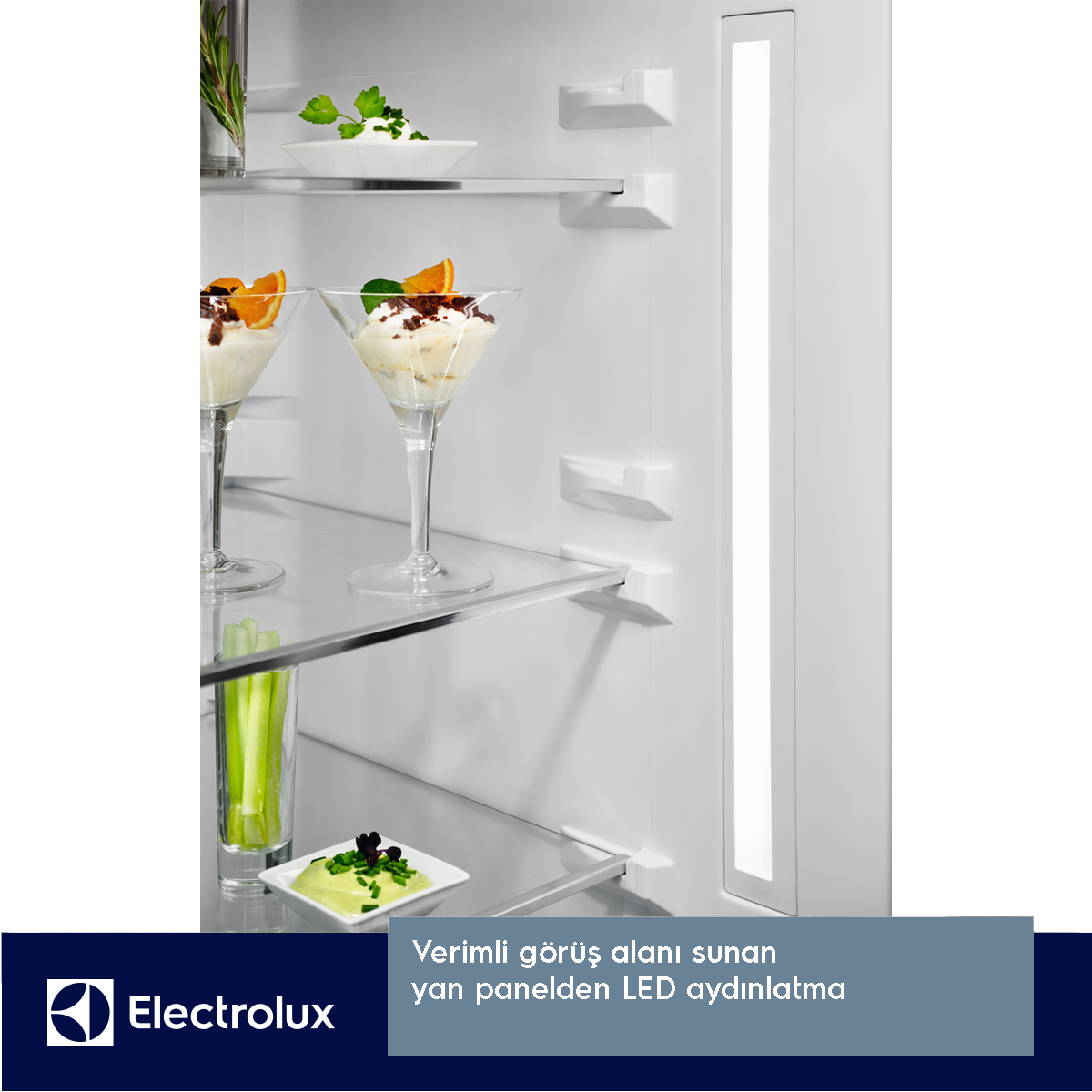 Tatlılar, sebzeler ve otlar içeren raflarla dolu bir buzdolabının içi. Yan tarafta LED aydınlatma var. Altta Electrolux logosu.