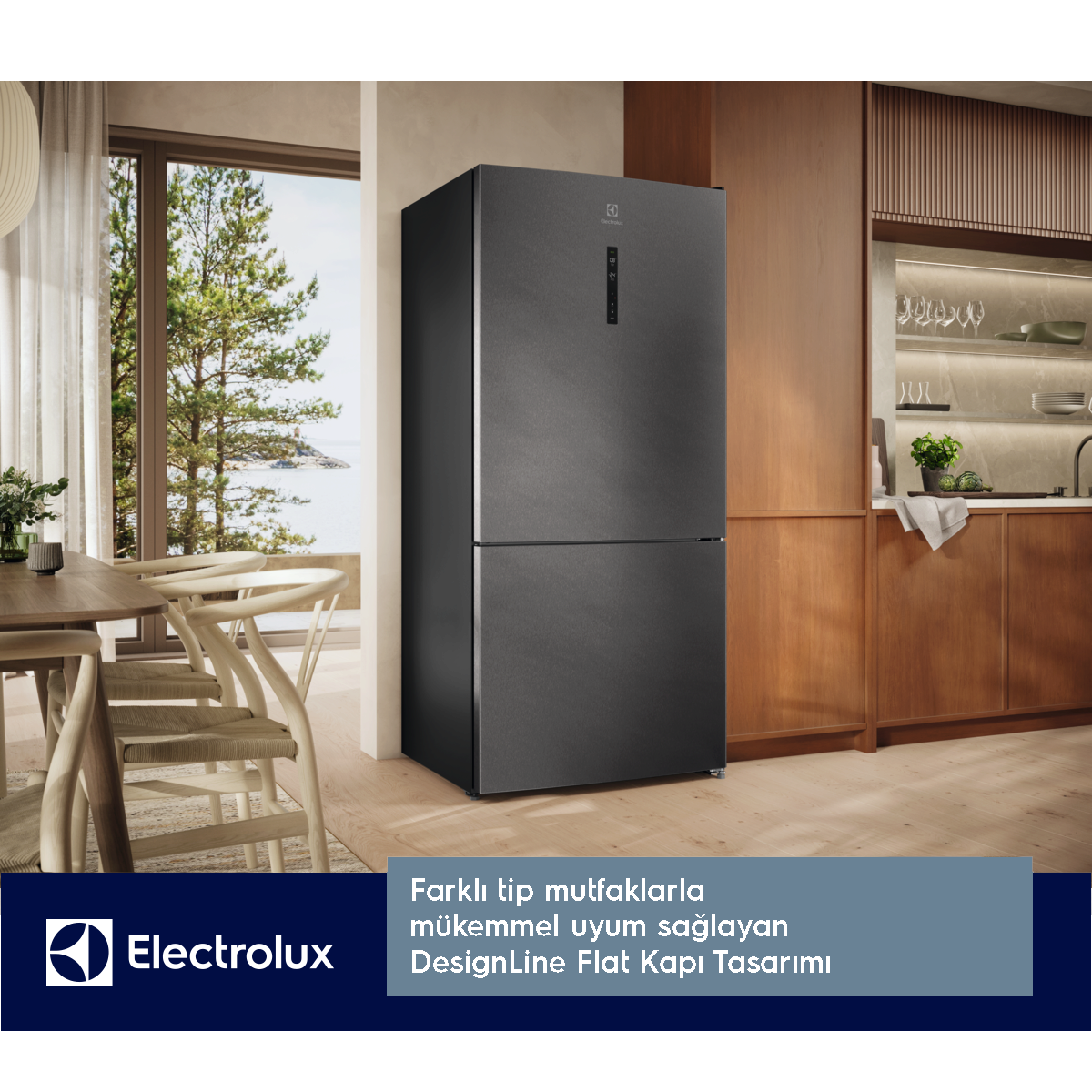 Koyu gri Electrolux buzdolabı olan modern bir mutfak. Arka planda bir yemek masası ve manzaralı bir pencere.
