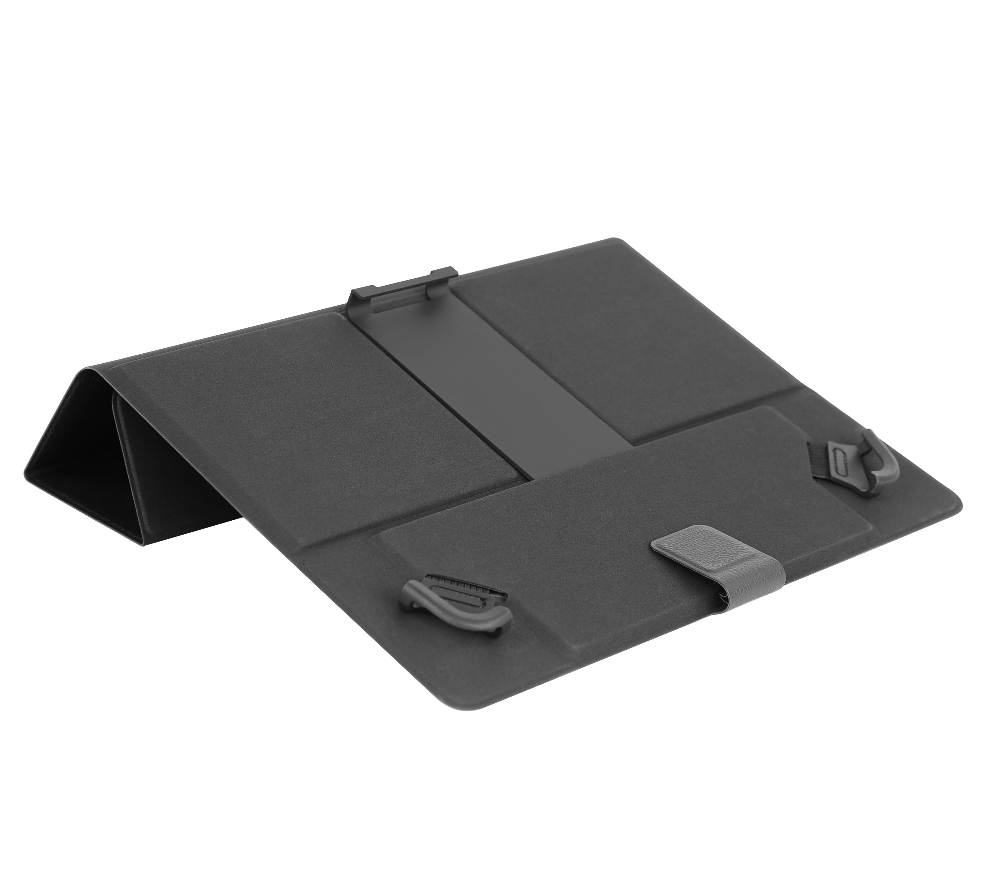 Eine schwarze Tablethülle ist offen. Sie hat einen Ständer, einen Riemen und Kunststoffverschlüsse. Der Hintergrund ist weiß.