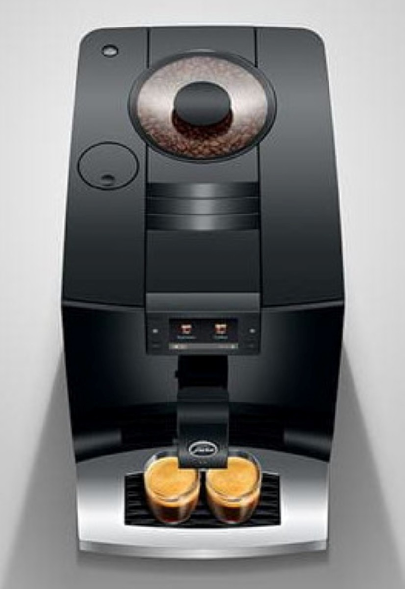 Czarny ekspres do kawy ze zbiornikiem na ziarna, małym ekranem i dwoma filiżankami kawy. Maszyna stoi na białym tle.