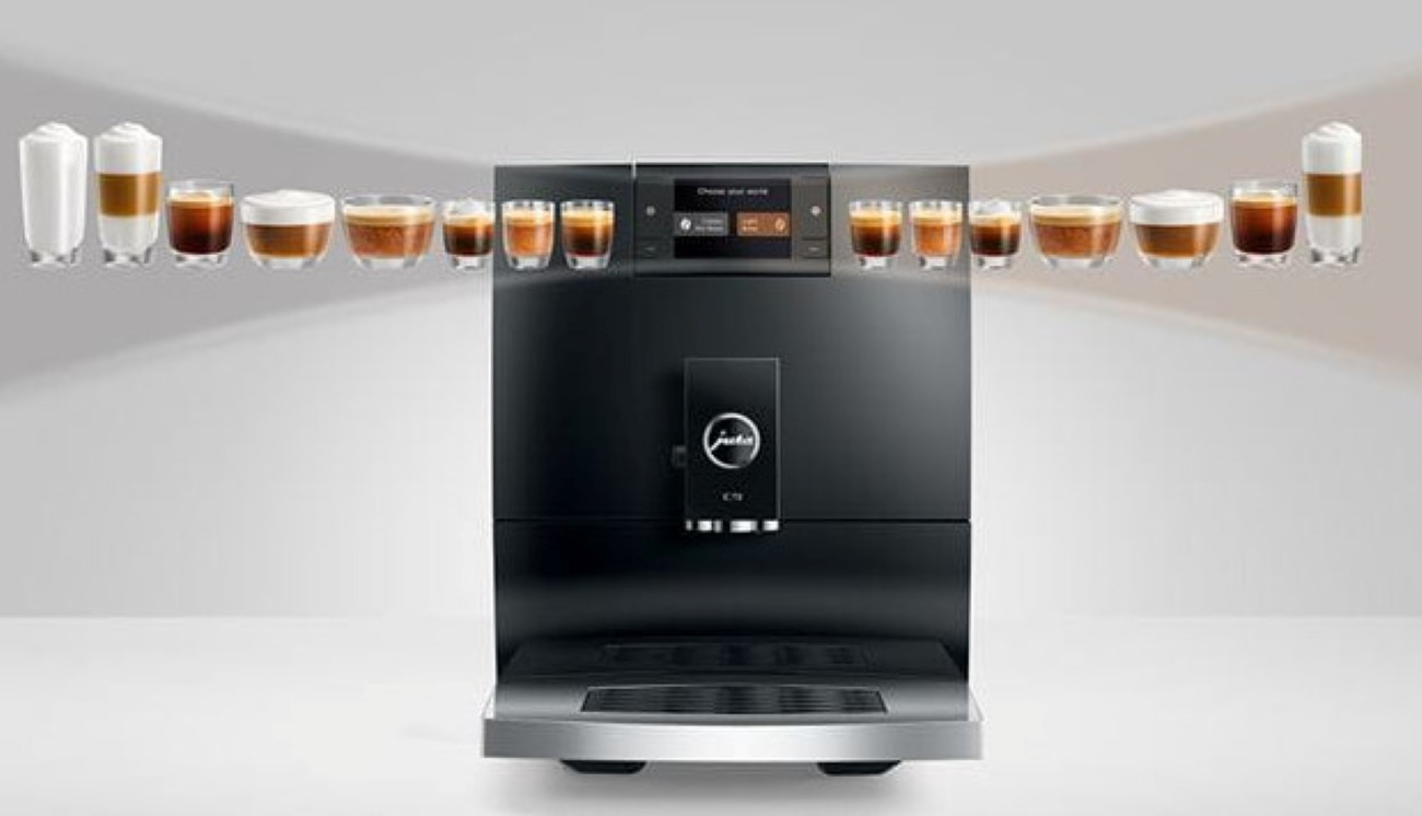Czarny ekspres do kawy Jura E7 z różnymi rodzajami kawy. Nowoczesne urządzenie z wyświetlaczem.
