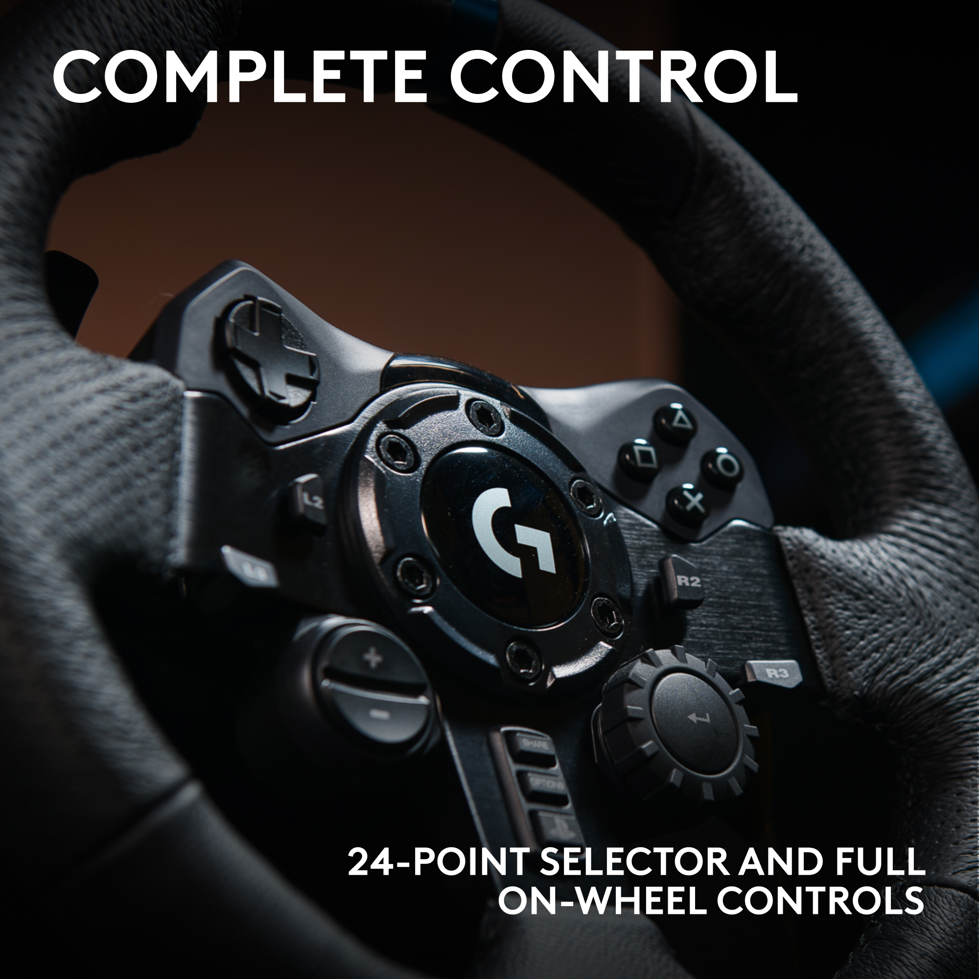 Gros plan sur un volant noir avec plusieurs boutons et commandes. Le volant indique "COMPLETE CONTROL".