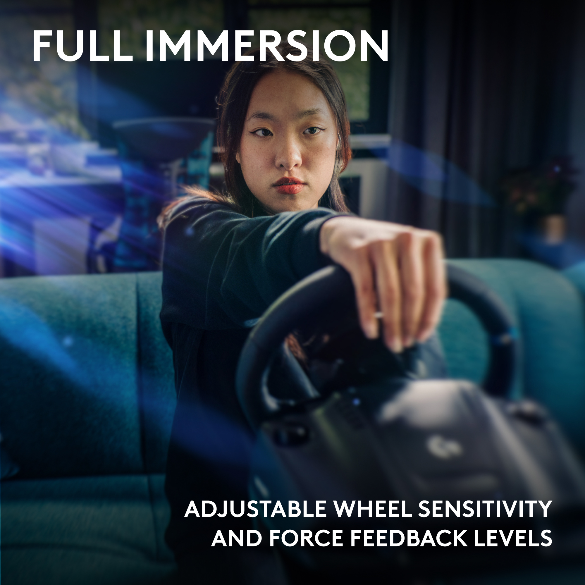 Une femme tient un volant de course. Texte: IMMERSION TOTALE, SENSIBILITÉ DE LA ROUE RÉGLABLE ET NIVEAUX DE RETOUR DE FORCE.