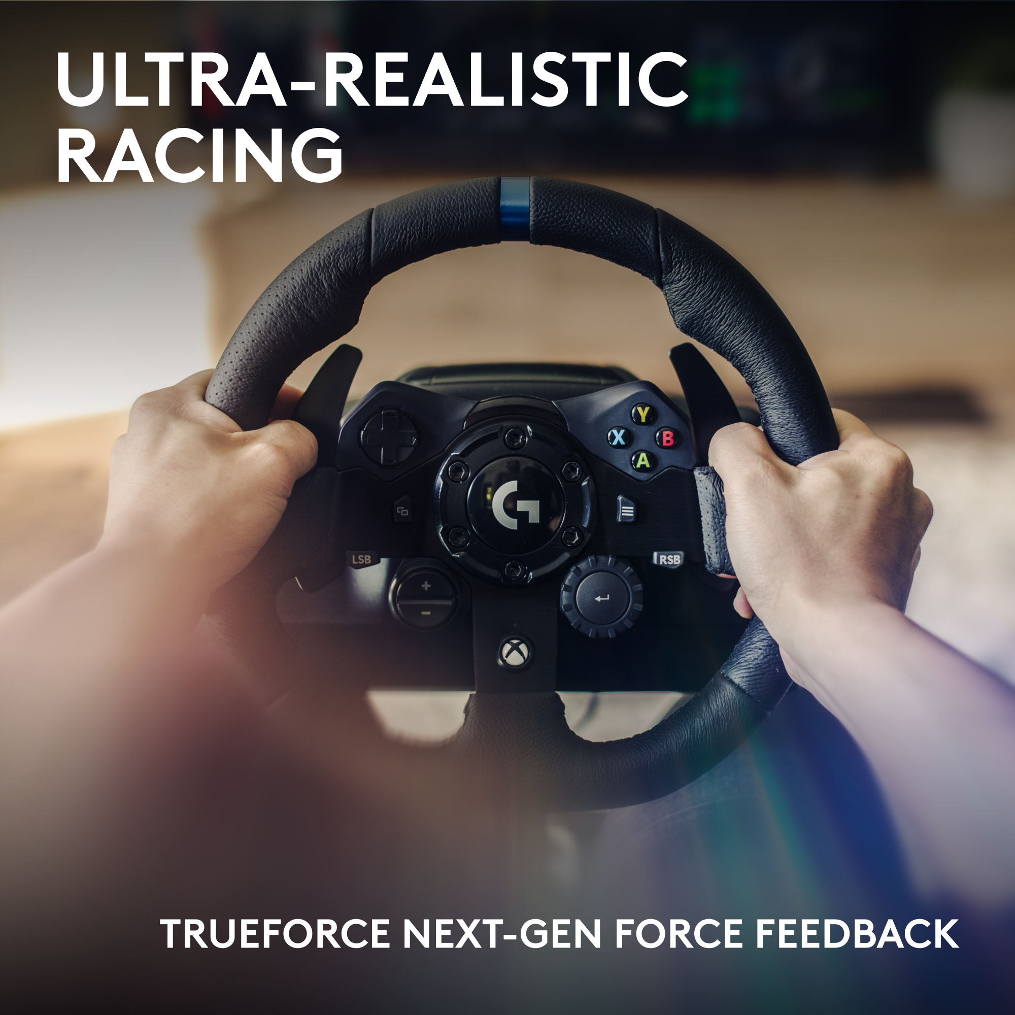 Mani che impugnano un volante nero con pulsanti. Testo: Corse ultra-realistiche, Trueforce Next-Gen Force Feedback.