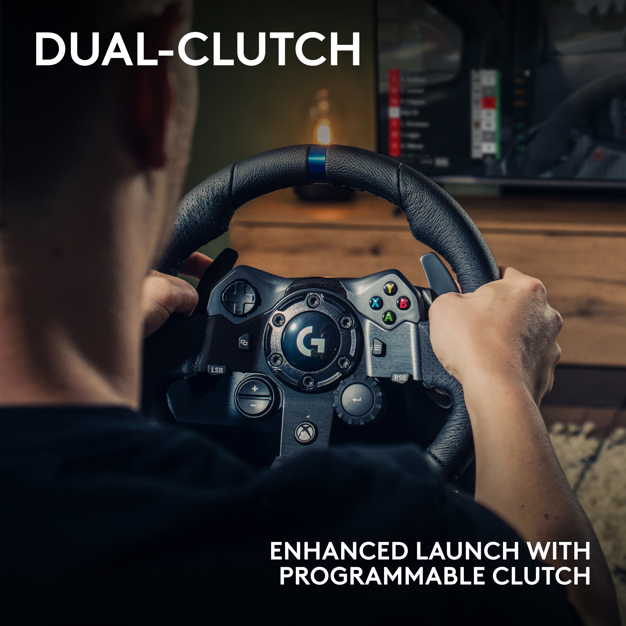 Una persona tiene un volante per giocare. Il testo recita 'Dual-Clutch' e 'Enhanced Launch'.