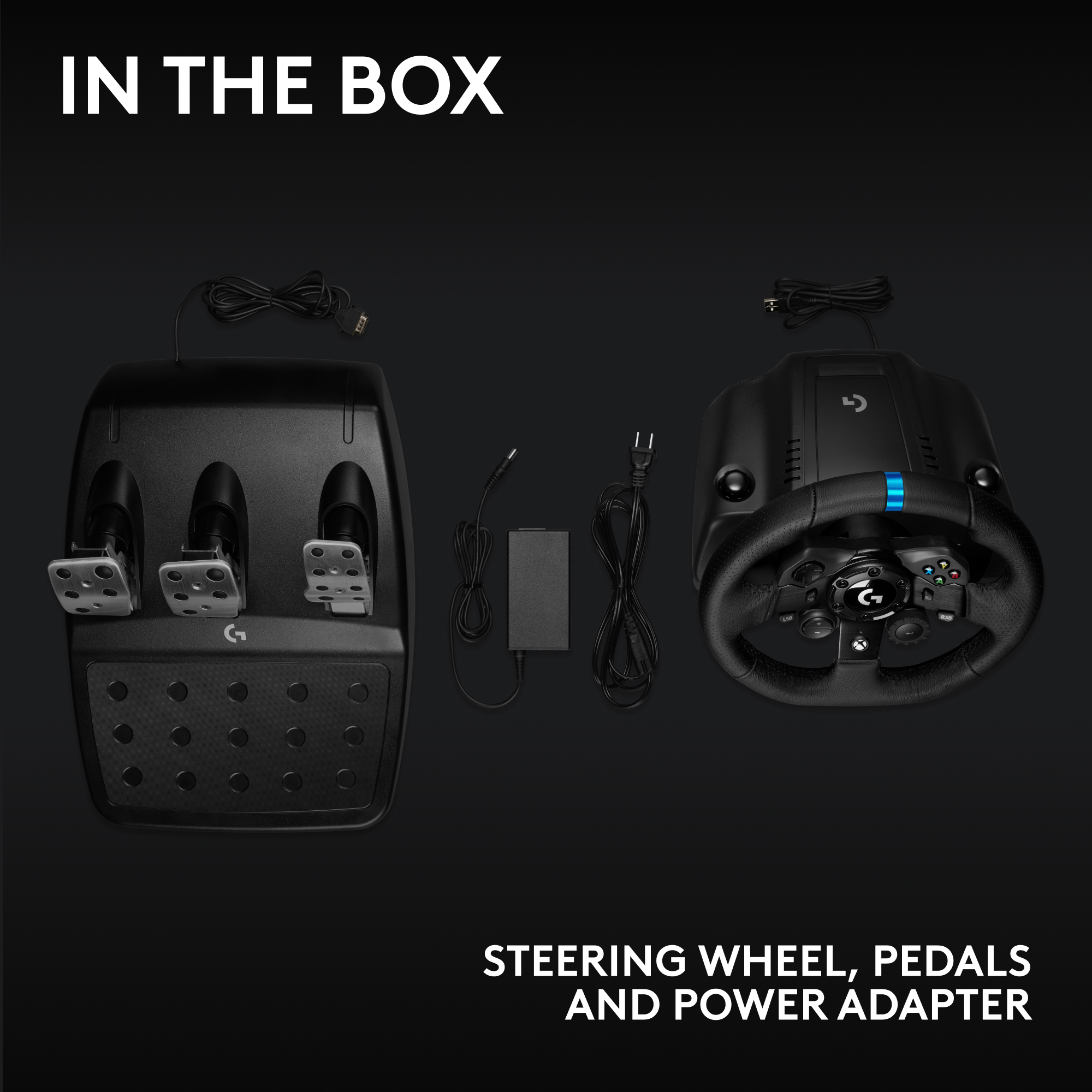 L'immagine mostra un volante, dei pedali e un adattatore di alimentazione. Tutto nero, su sfondo nero. Include il testo: IN THE BOX.