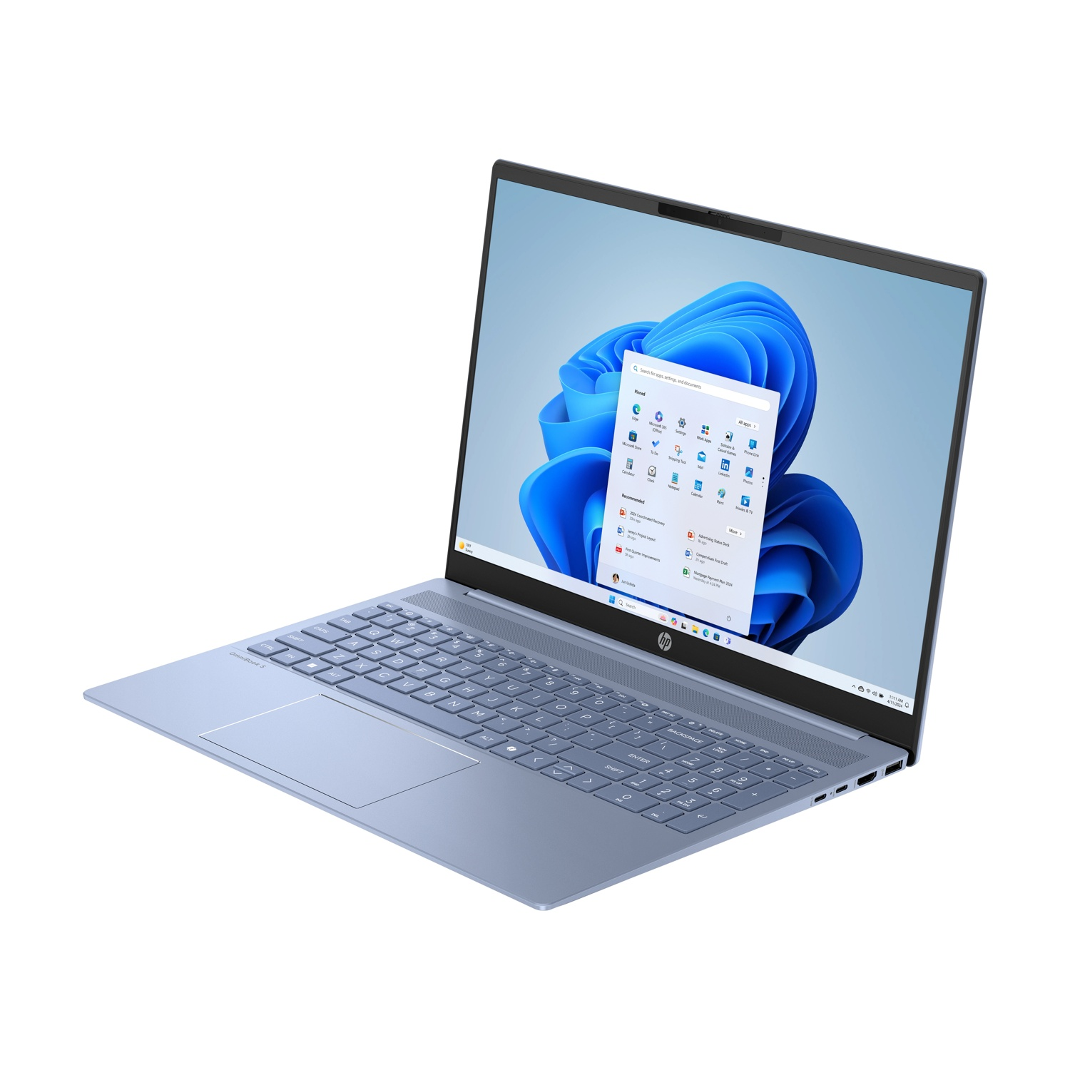 Un laptop HP azzurro chiaro è aperto. Lo schermo mostra le app di Windows 11. Tastiera e touchpad visibili.
