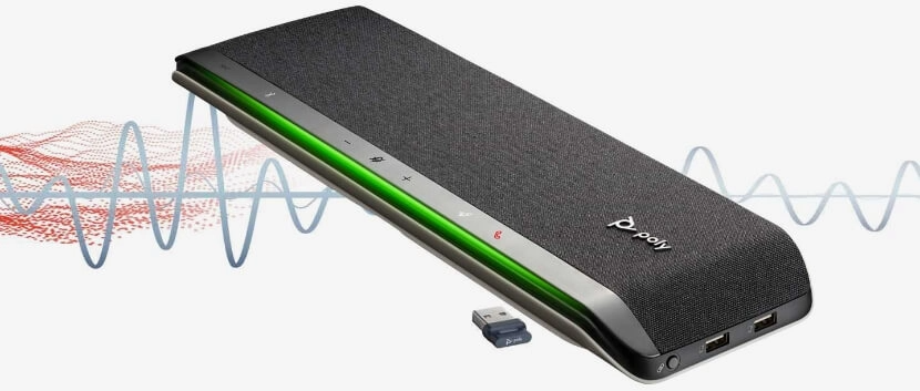 Ein schwarzes Poly-Lautsprechertelefon mit grünen Akzenten und einem kleinen USB-Dongle. Im Hintergrund befinden sich Schallwellengrafiken.