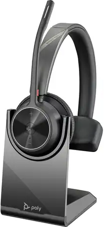 Ein schwarzes Headset mit Mikrofon steht auf einer schwarzen Ladestation. Das Headset hat ein Poly-Logo und die Aufschrift Voyager 4200.