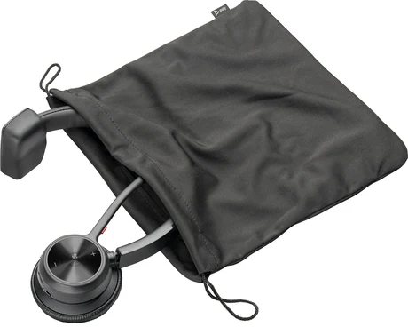 Kopfhörer teilweise in einer schwarzen Tasche. Die Tasche ist offen und zeigt die Kopfhörer. Der Hintergrund ist weiß.