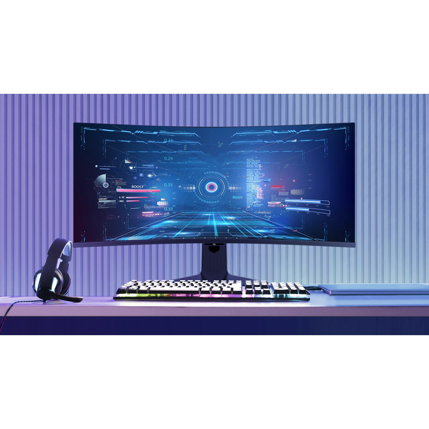 Een gebogen monitor toont gegevens. Een toetsenbord met kleurrijke lichten, headset en laptop op een bureau. Paarse gestreepte muur op de achtergrond.