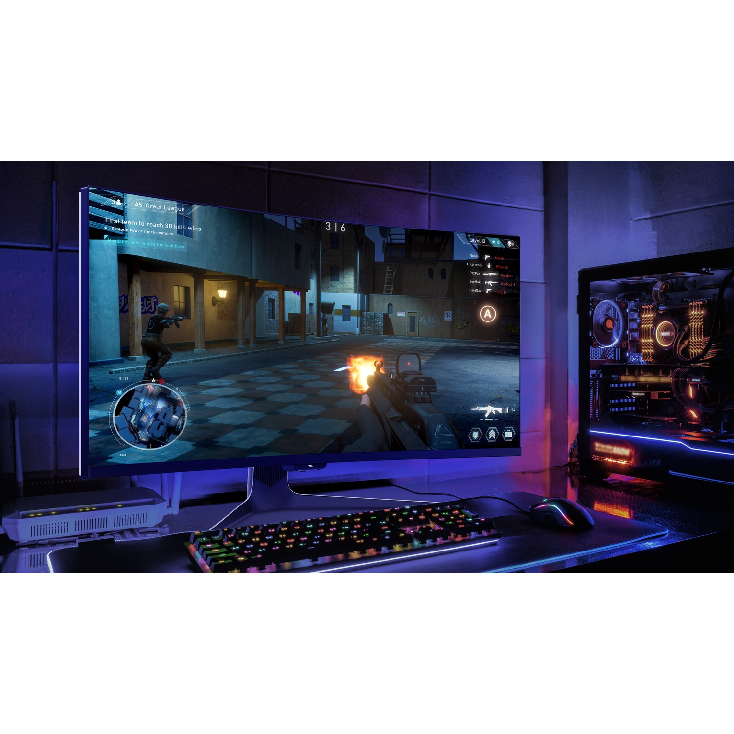 Een game-opstelling met een monitor waarop een first-person shooter game wordt weergegeven. Toetsenbord, muis en pc-toren zijn zichtbaar.