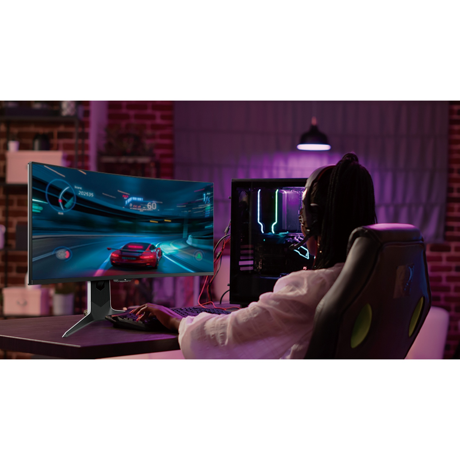 Een persoon speelt een racegame op een computer. De monitor toont een autorace. Ze dragen een koptelefoon en zitten in een gamingstoel.