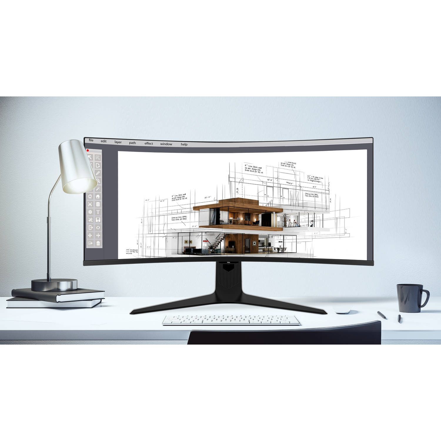 Een gebogen monitor toont architectonische plannen van een huis. Een bureau met een lamp, boeken, toetsenbord, mok en pennen ervoor.